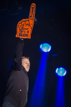 Macklemore takes the stage hoisting a Syracuse foam finger into the air.