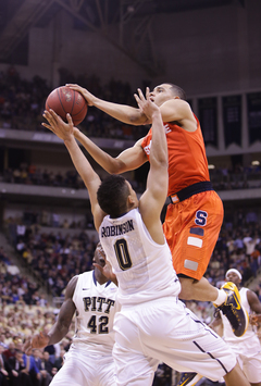 Ennis goes up over James Robinson and draws a foul in the final minute. Ennis hit both free throws to give Syracuse a one-point lead. 