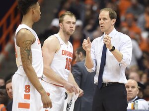 Syracuse head coach Mike Hopkins talks to guard Trevor Cooney (10) and Malachi Richardson. 