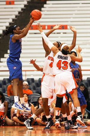 Keisha Hampton shoots over two Syracuse defenders