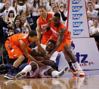 Villanova forward JayVaughn Pinkston (22) is surrounded by Syracuse defenders. 