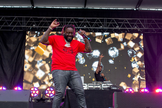 Despite the clouds of rain appearing overhead, T-Pain’s song “Black and Yellow” gets the crowd to forget the weather. The well-known beat of the music moved the sea of students up and down as they jumped in unison.  